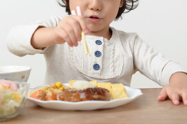 子どもの食事のイメージ写真